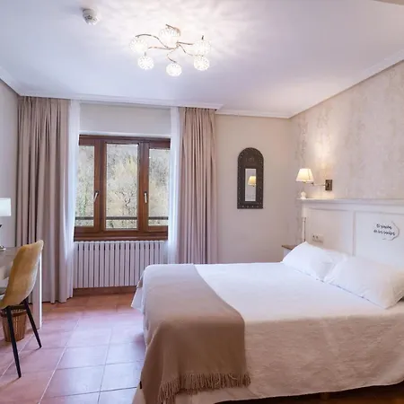 Logis Restaurante La Casa De Juansabeli