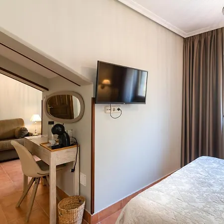 Hotel Logis Restaurante La Casa De Juansabeli 2*