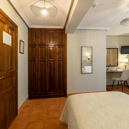 Logis Restaurante La Casa De Juansabeli 2*