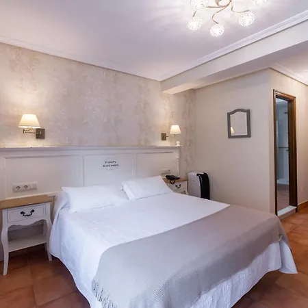 Hotel Logis Restaurante La Casa De Juansabeli 2*