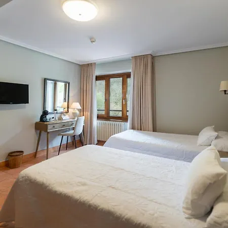 Hotel Logis Restaurante La Casa De Juansabeli 2*