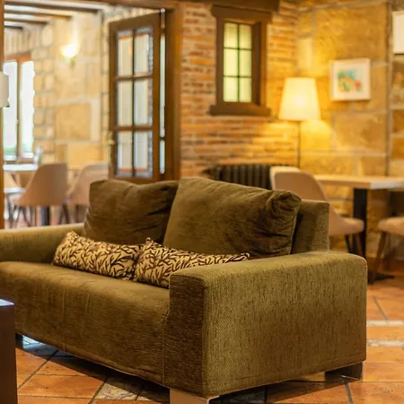 Hotel Logis Restaurante La Casa De Juansabeli 2*