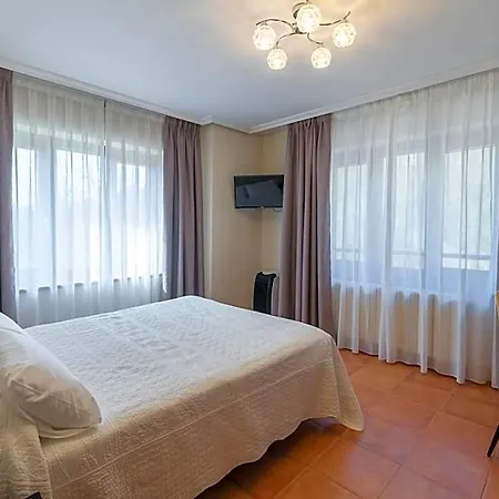 מלון Restaurante La Casa De Juansabeli 2*